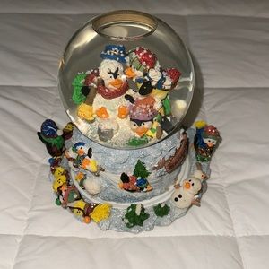 Winter Wonderland Christmas/Holiday Musical Snowglobe w/ Penguins